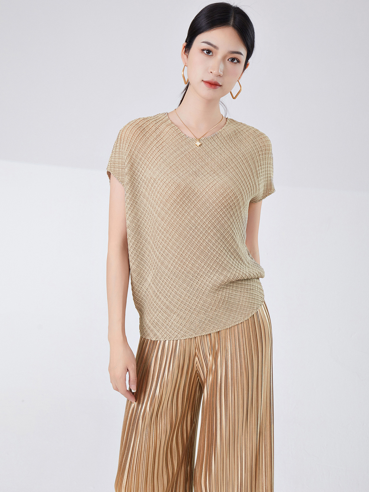 Fashionable Loose-Fitting Short-Sleeve T-Shirt for Women, Lightweight and Breathable, Batwing Sleeves, Round Neck, Conceals Flaws, Slimming, Versatile Miyake-Style Top - Image 2